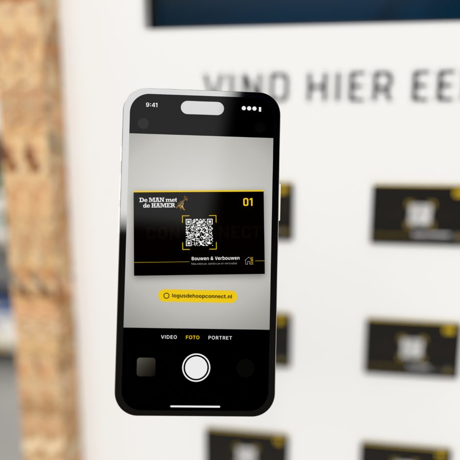 Een telefoon scant de QR-code op een CONNECT-kaart